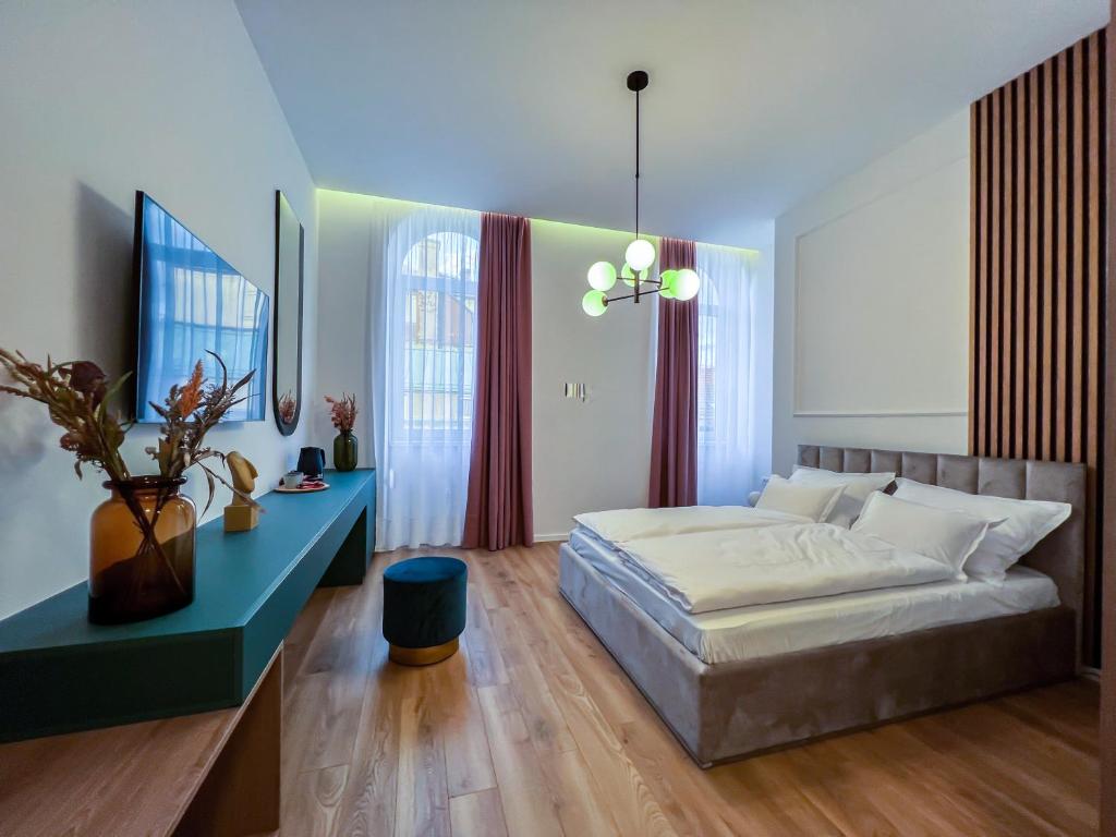- une chambre avec un lit et une table bleue dans l'établissement Lux City Apartments & Rooms, à Sarajevo