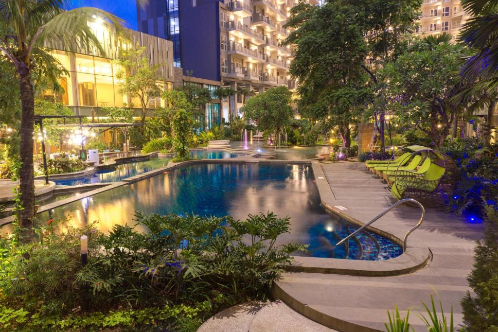 uma piscina no meio de uma cidade à noite em Holiday Inn Cikarang Jababeka, an IHG Hotel em Cikarang