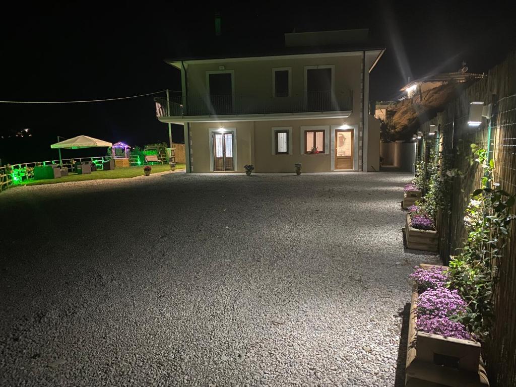 uma rua vazia à noite com uma casa em Villa Elena - Terra dei Miti - Agropoli, Ogliastro Cilento em Ogliastro Cilento