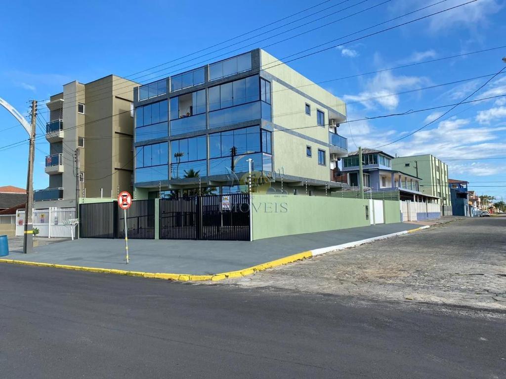 a building on the corner of a city street at Condominio Boa Vista in Pontal do Paraná