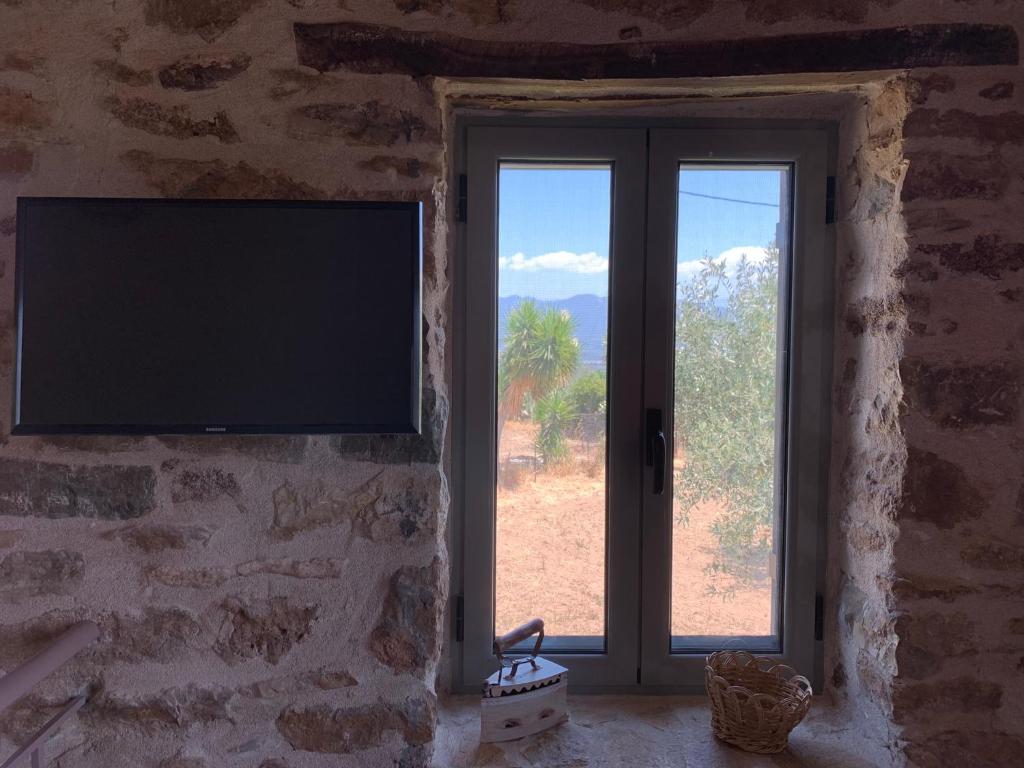TV a/nebo společenská místnost v ubytování Messinian Stone House