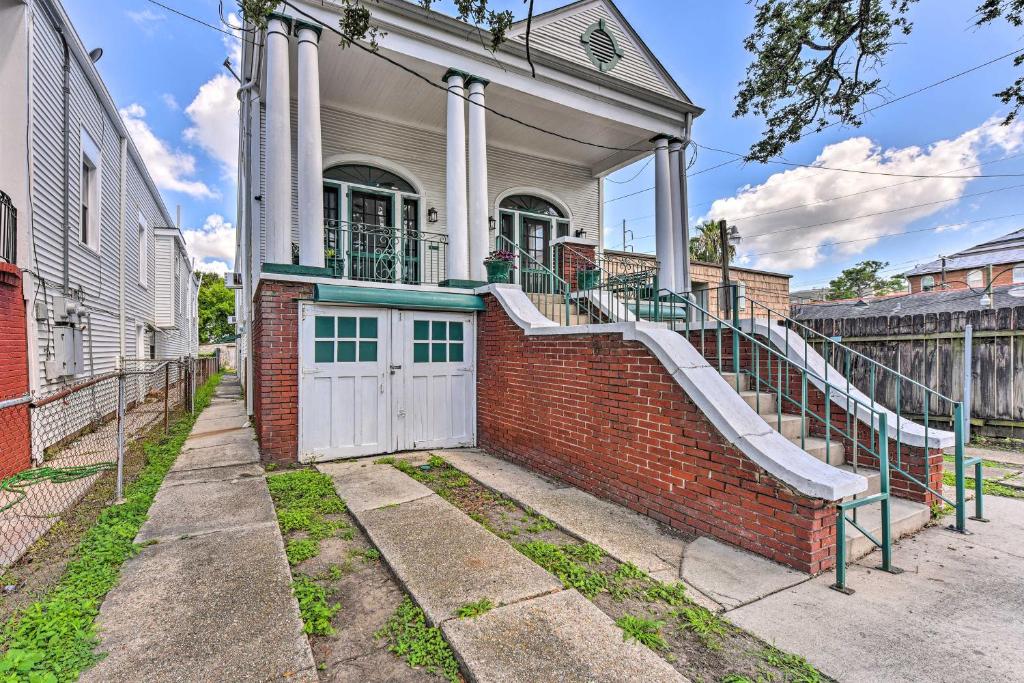 una casa in mattoni con porta bianca e scale di Historical NOLA Home about 3 Mi to French Quarter a New Orleans