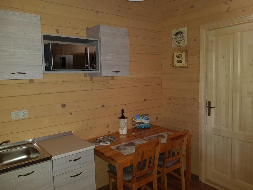 Kuchyň nebo kuchyňský kout v ubytování Muskátli Apartman