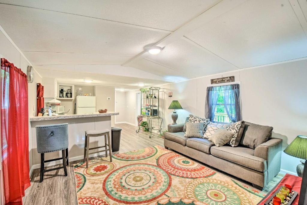 ein Wohnzimmer mit einem Sofa und einer Küche in der Unterkunft Lovely Gainesville Retreat Near Lake Lanier in Gainesville