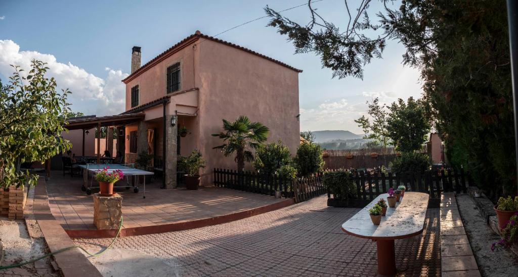 - un bâtiment avec une terrasse en briques avec des tables devant dans l'établissement LA CASA DE ROSA, à Teruel