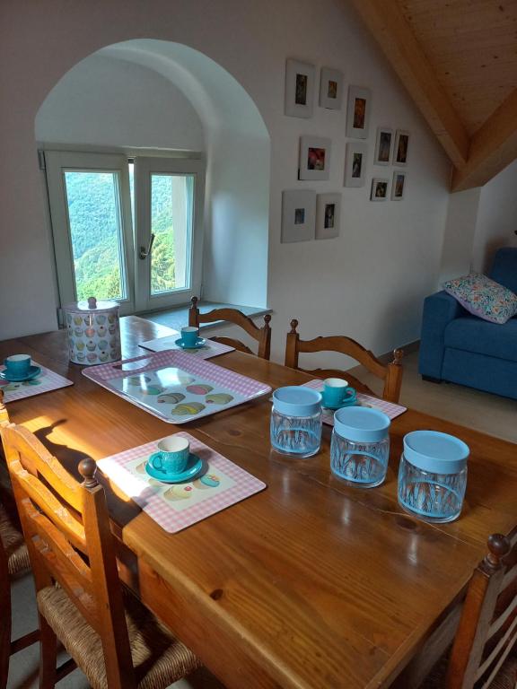 a wooden table with blue dishes on top of it at Villa Annamaria - b&b in Ballabio