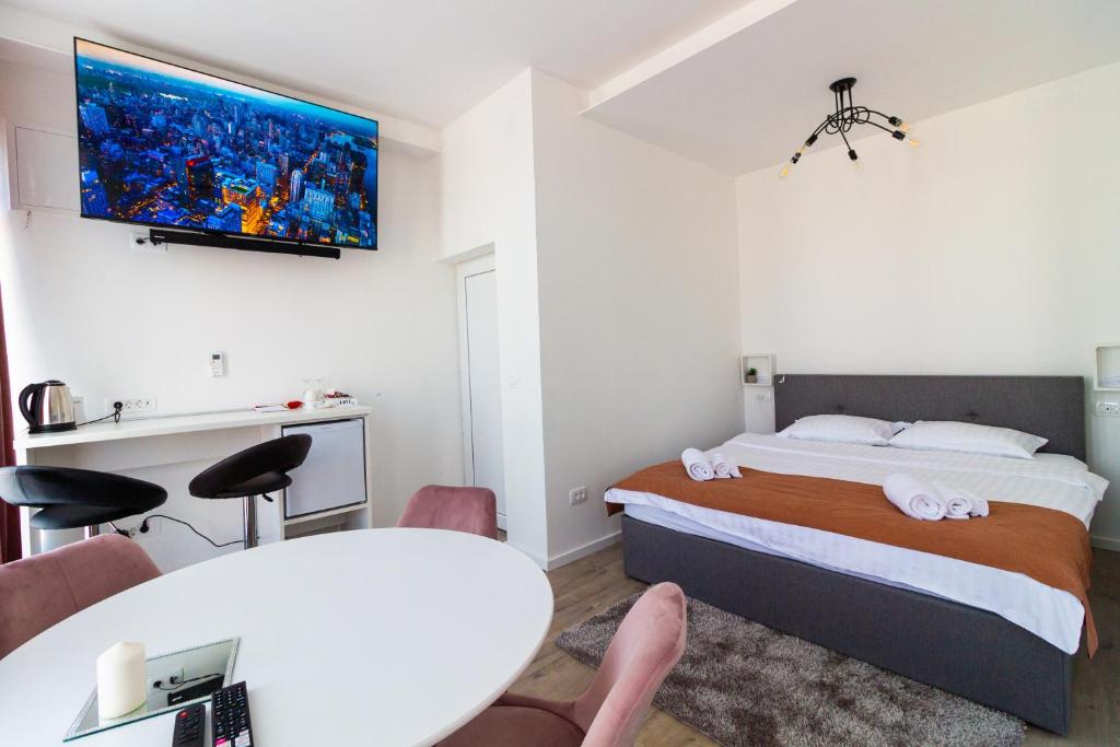 pokój hotelowy z łóżkiem, stołem i krzesłami w obiekcie Gajeva Rooms SELF CHECK-IN w mieście Virovitica