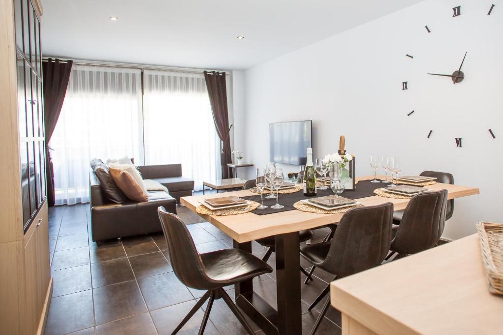 comedor con mesa, sillas y sofá en AL36 - Apartamento de lujo a 100 metros de playa, en Lloret de Mar