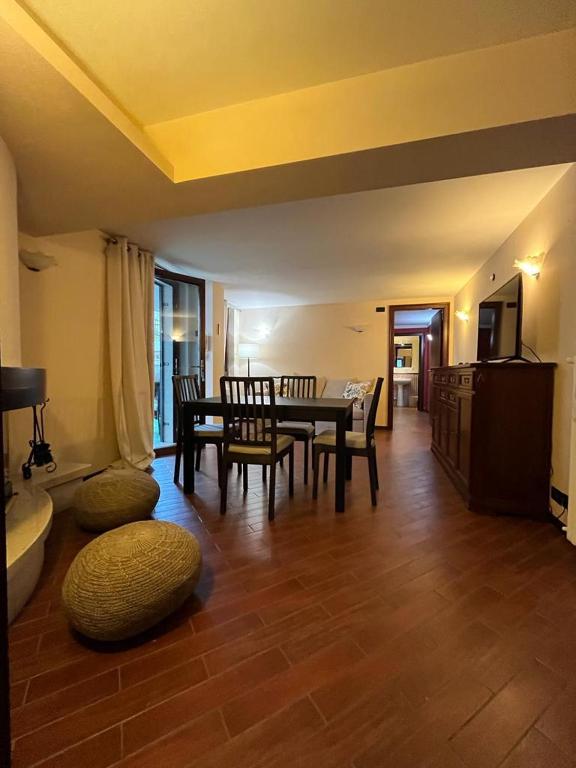 ein Wohnzimmer mit einem Esstisch und Stühlen in der Unterkunft Petite Home in Roccaraso