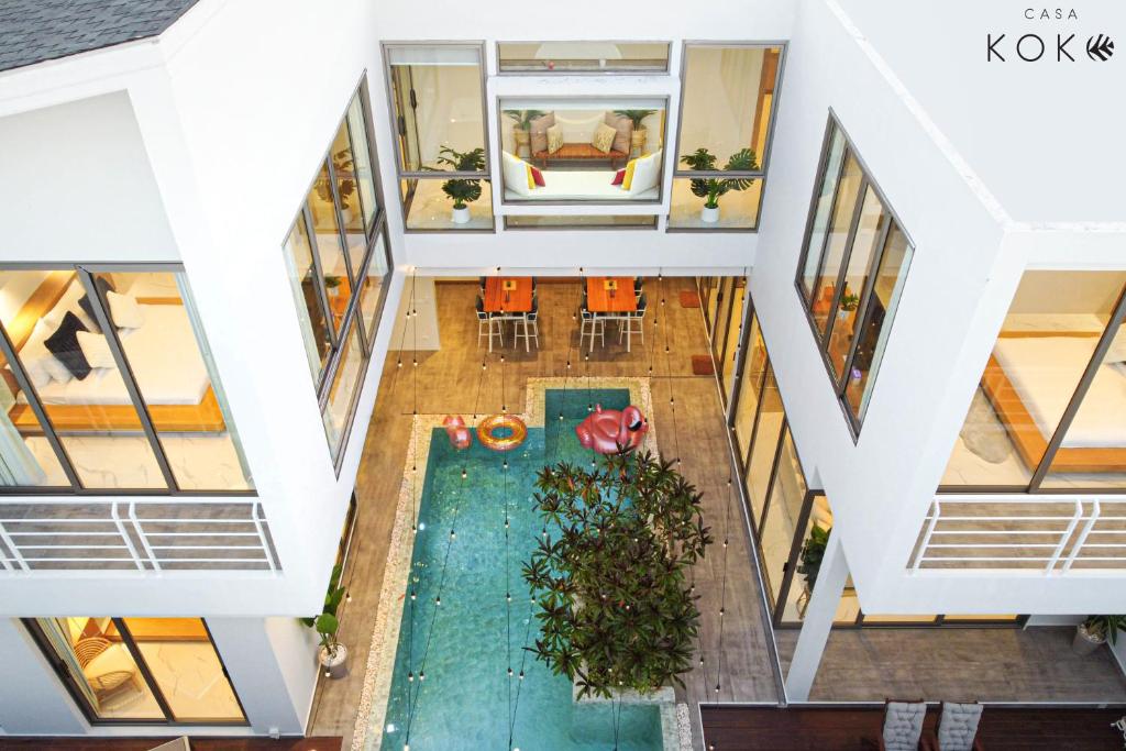 他朗的住宿－Villa Casa Koko Phuket - Stay in Style，大楼游泳池的顶部景色