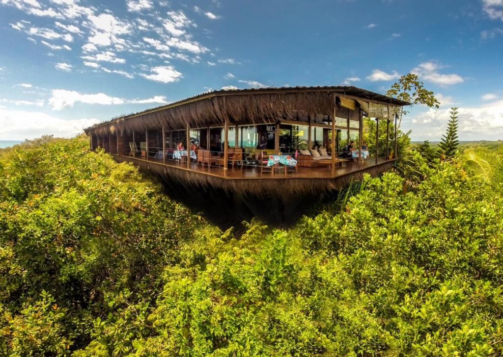 une maison au milieu d'un champ dans l'établissement O Céu de Boipeba, à Île de Boipeba