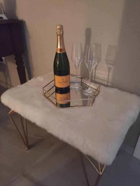 butelkę wina na stole z dwoma kieliszkami wina w obiekcie Supriani Luxury B&B w mieście Acquaviva delle Fonti