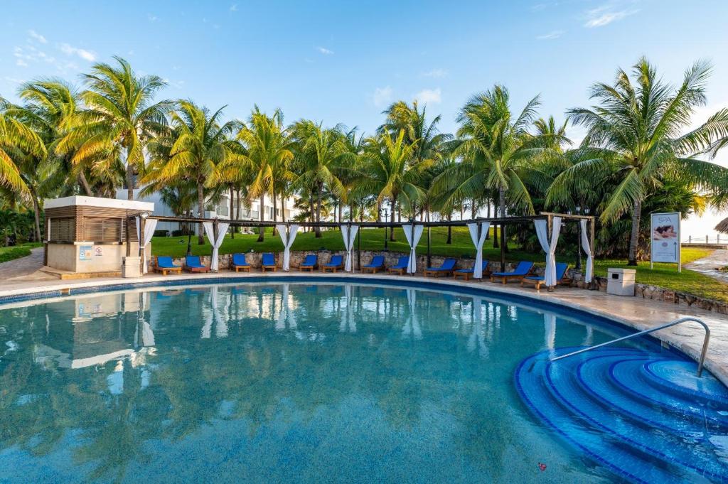 Bazén v ubytování Hotel Dos Playas Faranda Cancún nebo v jeho okolí
