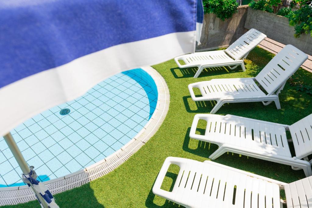 Bazén v ubytování Hotel Caesar nebo v jeho okolí