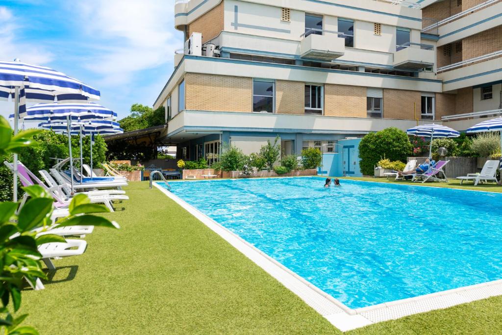 Bazén v ubytování Hotel Caesar nebo v jeho okolí
