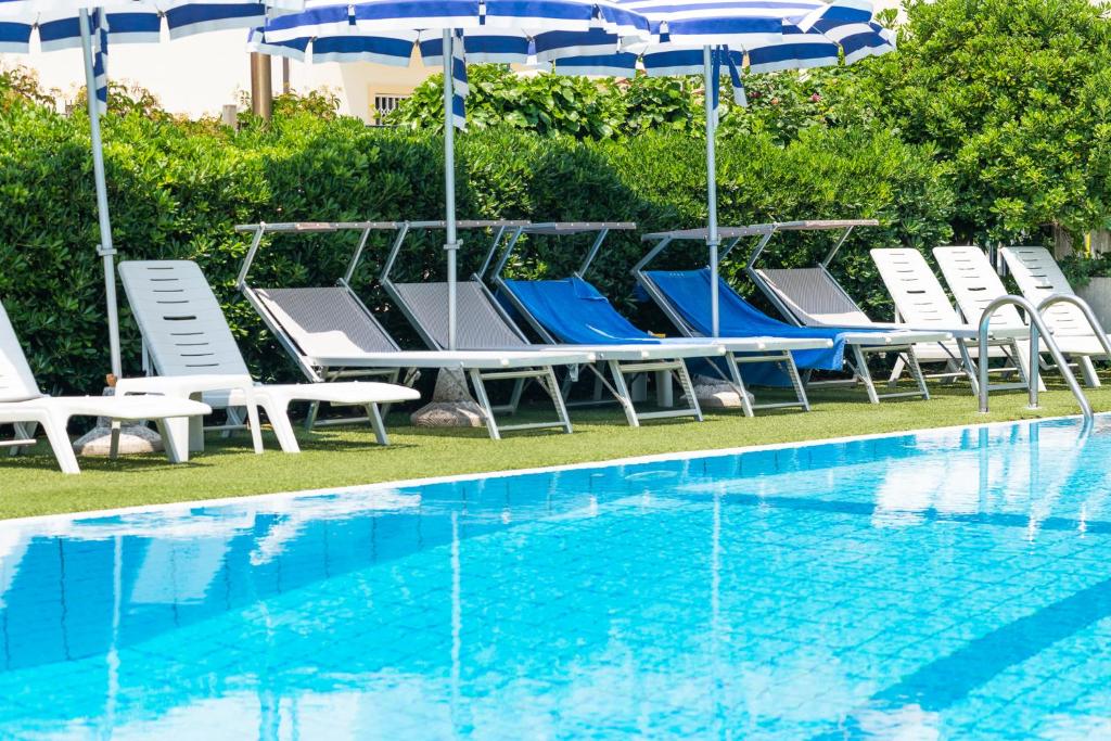 Bazén v ubytování Hotel Caesar nebo v jeho okolí