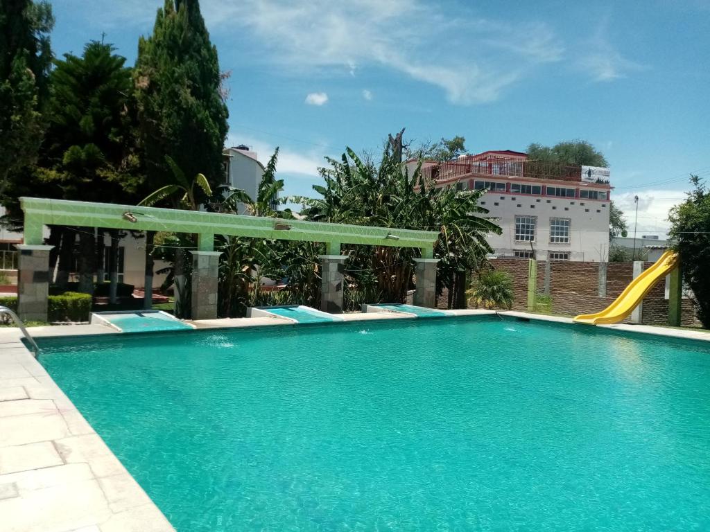 Bazén v ubytování Hotel Cipreses nebo v jeho okolí