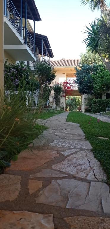 Vonkajšia záhrada v ubytovaní Raptis Aparthotel Sivota