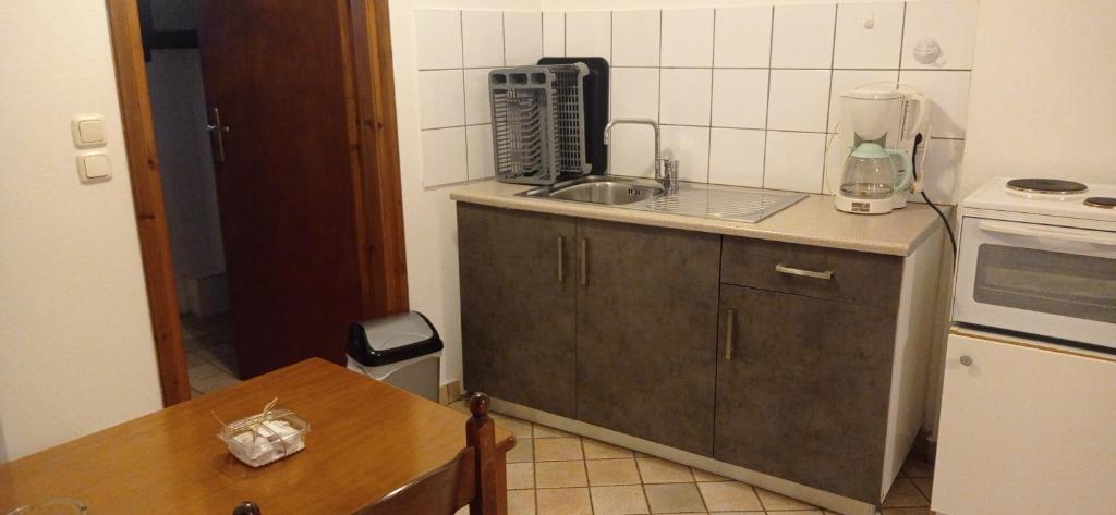 Kuchyňa alebo kuchynka v ubytovaní Raptis Aparthotel Sivota