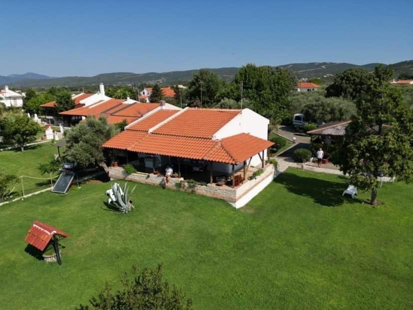 z góry widok na dom z zielonym dziedzińcem w obiekcie LOGA PARALIA DIKELLA EVROs w mieście Mesimvría