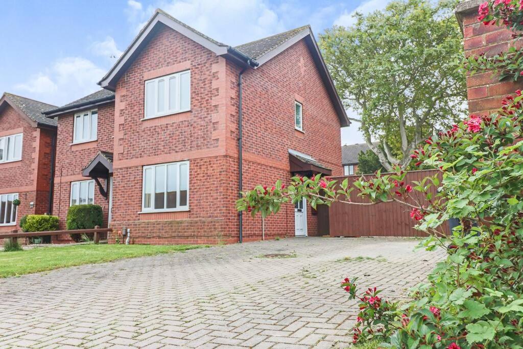 a red brick house with a brick driveway at Delightful 2 Bed Room Property, Free Off Road Parking. in Cleethorpes