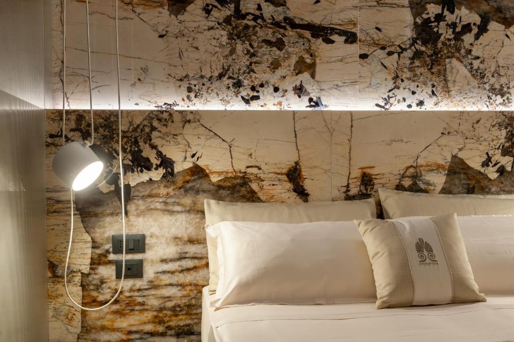 A bed or beds in a room at Donnarumma Hotel