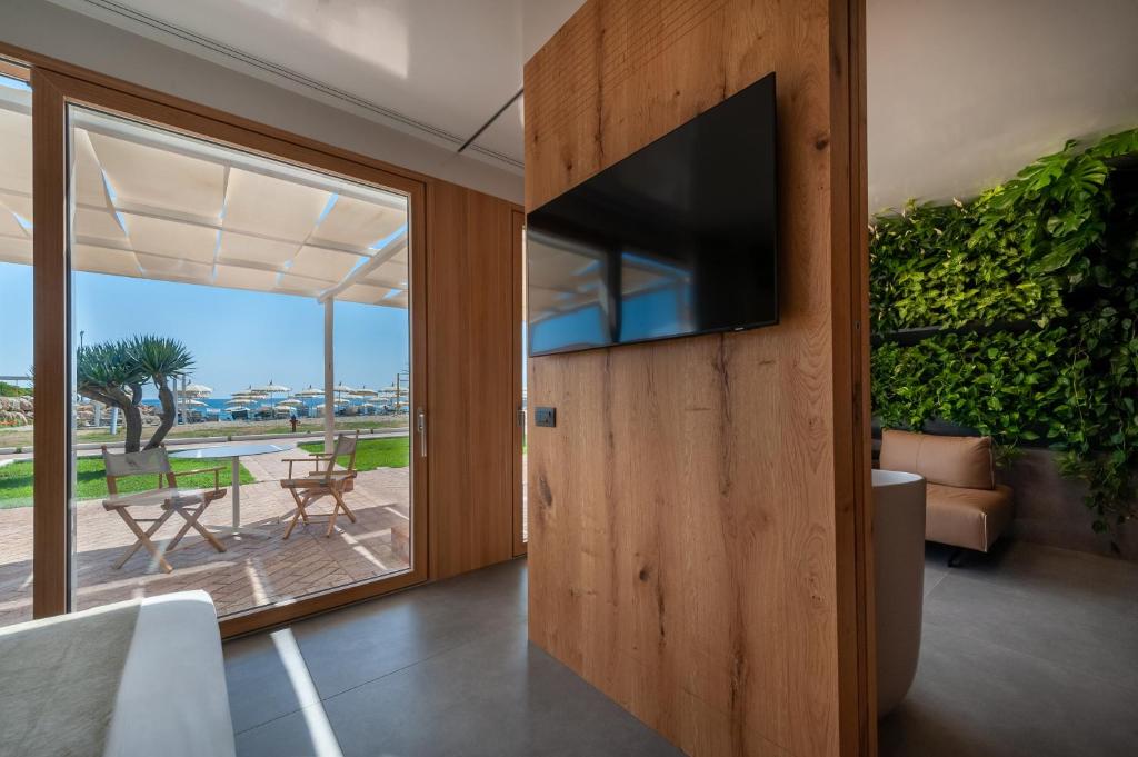 A television and/or entertainment centre at Donnarumma Hotel
