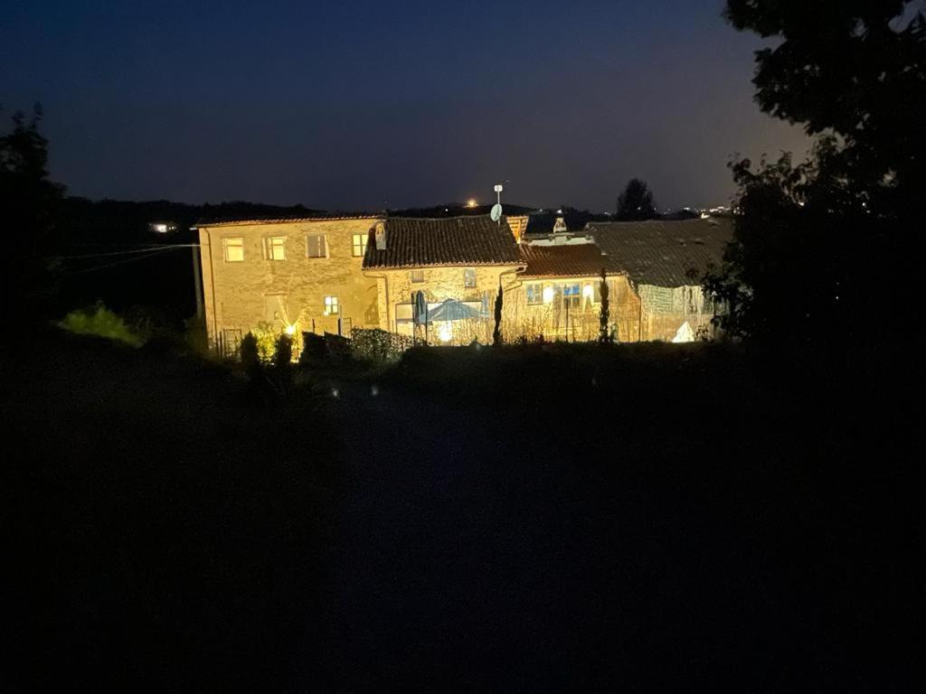 Una casa de noche con las luces encendidas en Casa In Bocca Al Lupo, en Clavesana