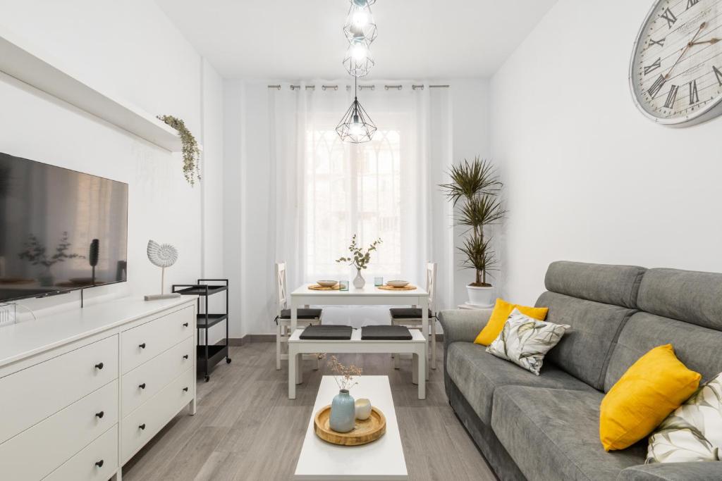 Telewizja i/lub zestaw kina domowego w obiekcie Apartamentos Joya del Mar