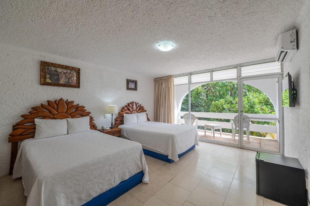 Postel nebo postele na pokoji v ubytování Hotel Maya Caribe Faranda Cancún