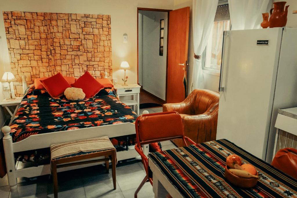 Un dormitorio con una cama con un osito de peluche. en Raices Andinas en Tinogasta