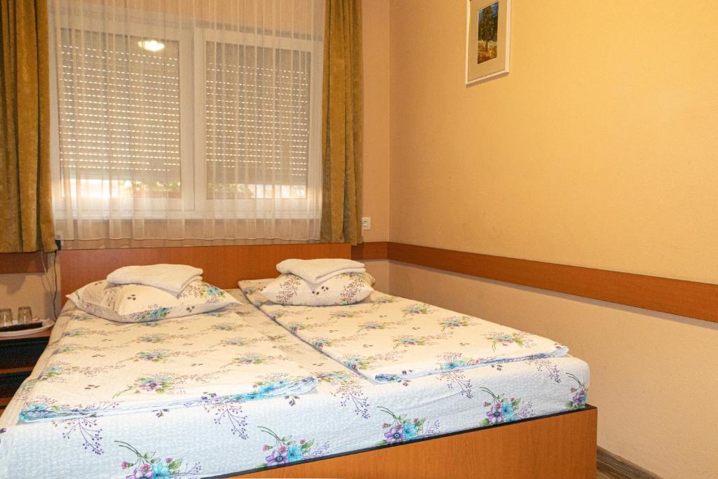 Postel nebo postele na pokoji v ubytování Hotel Tranzit