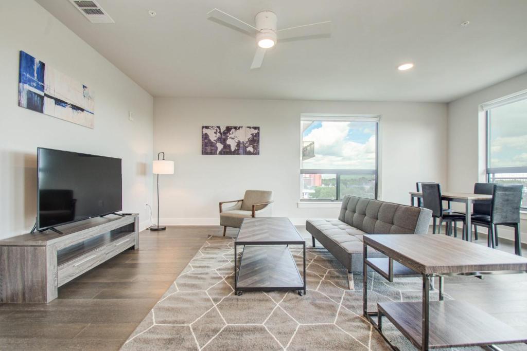 Chic Modern 2 Bedroom in Houston by Stay Gia