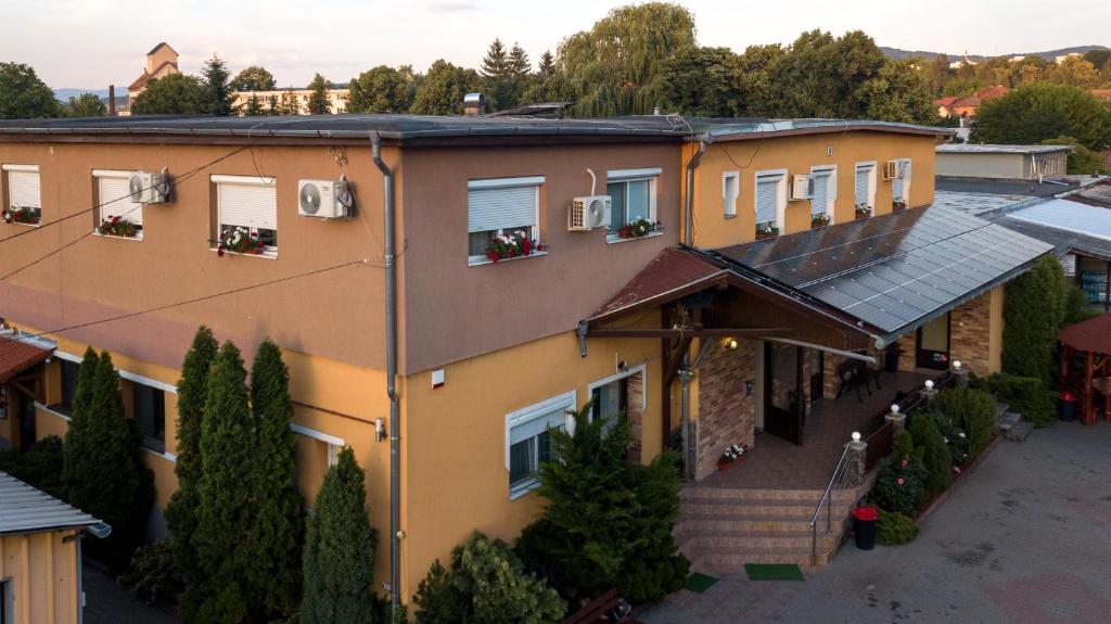 une vue aérienne sur un bâtiment dans l'établissement Hotel Tranzit, à Odorheiu Secuiesc