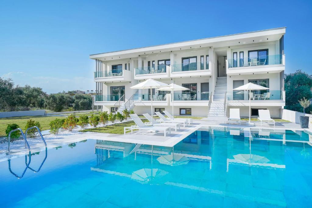 萨索斯Olia Thassos - Luxury Apartments的带游泳池的别墅和度假村