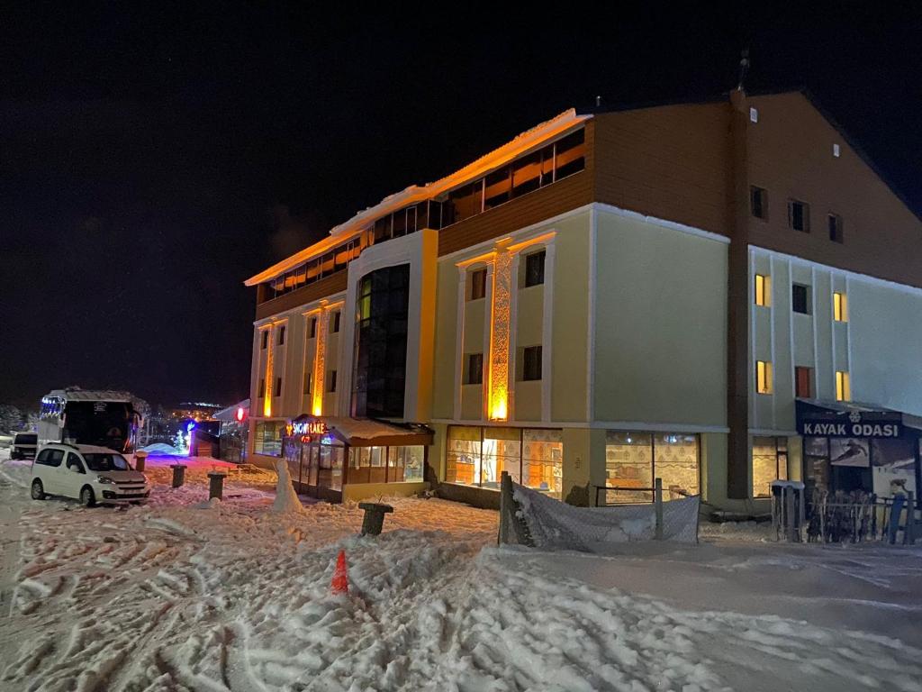 SarıkamısにあるSnowflake Dag Hotel & SPAの夜雪の大きな建物