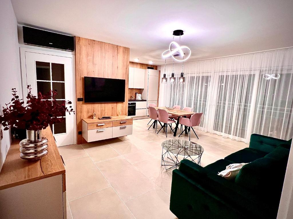 TV a/nebo společenská místnost v ubytování ZADAR Panorama Sea View Apartments