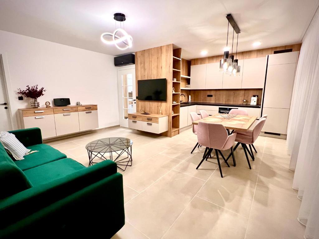 TV a/nebo společenská místnost v ubytování ZADAR Panorama Sea View Apartments