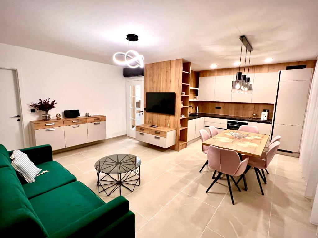 TV a/nebo společenská místnost v ubytování ZADAR Panorama Sea View Apartments