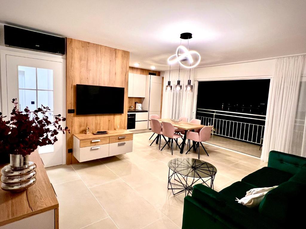 TV a/nebo společenská místnost v ubytování ZADAR Panorama Sea View Apartments