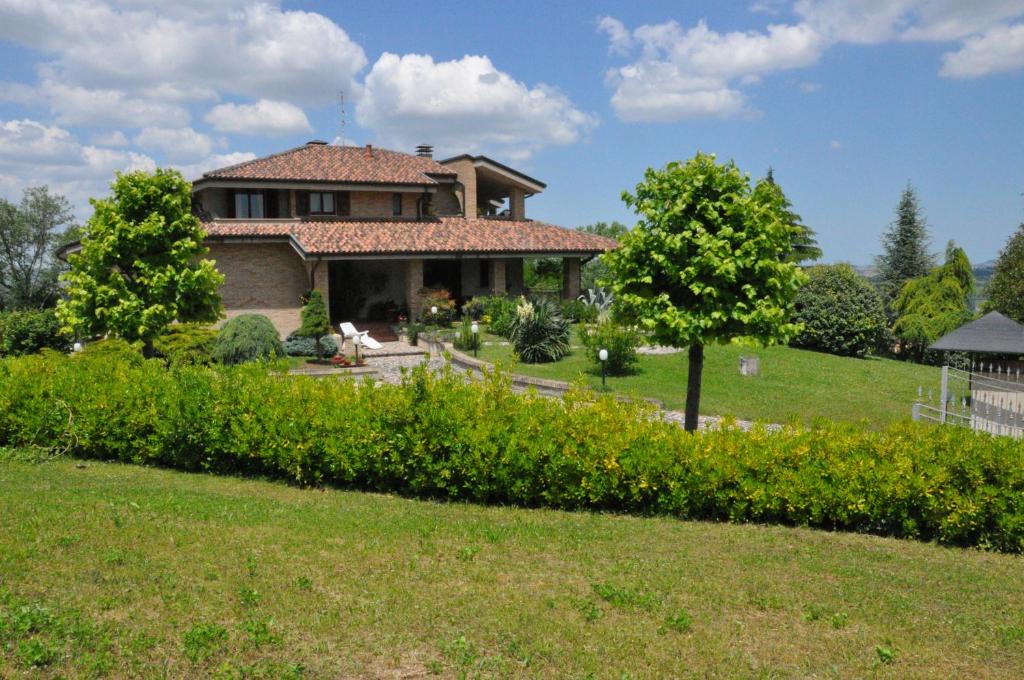 een huis op een heuvel met een groene tuin bij B&B Titty in Montottone