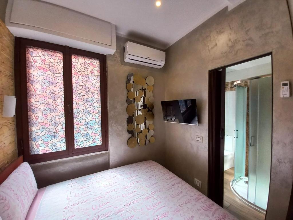 - une chambre avec un lit et une fenêtre dans l'établissement Inna Best House, à Milan