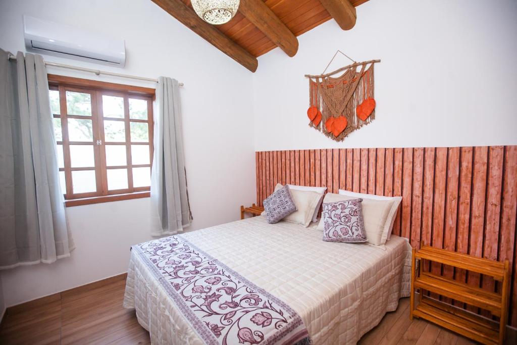 a bedroom with a bed and a window at VEM para Balneario Camboriu na Praia do Estaleiro in Balneário Camboriú