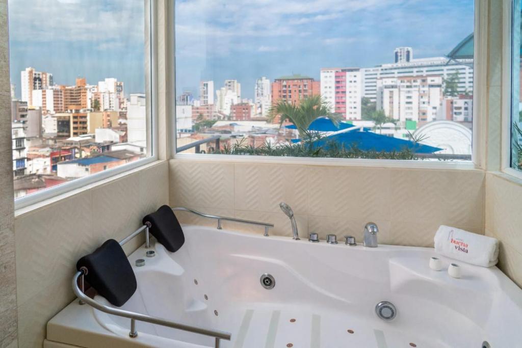 Vista generica su Bucaramanga o vista sulla città dall'interno dell'hotel