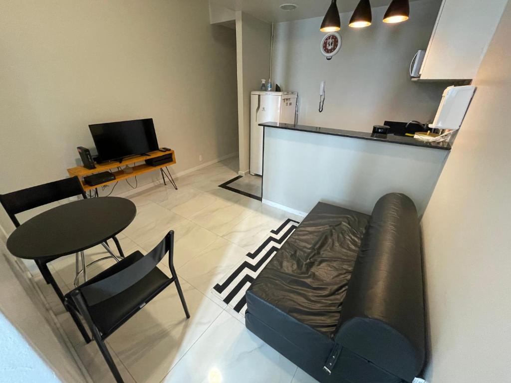 a living room with a couch and a table at Lindo apartamento em Copacabana in Rio de Janeiro