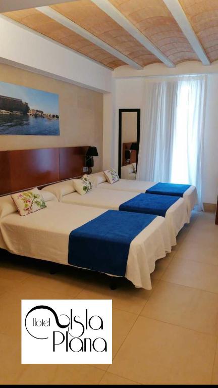 Postel nebo postele na pokoji v ubytování HOTEL ISLA PLANA