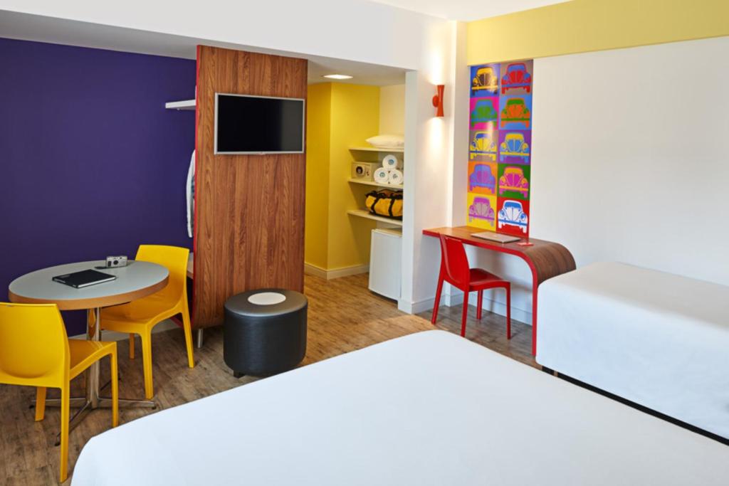 Ibis Styles Balneário Camboriú - 1 Quadra do Mar - 带双人床和单人床的标准公寓