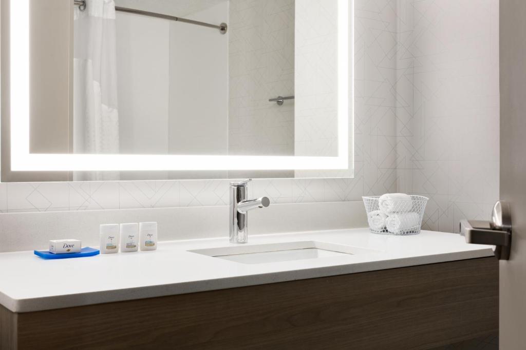 Holiday Inn Express & Suites Greenville-Downtown by IHG - Queen Suite Met 2 Queensize Bedden En Slaapbank