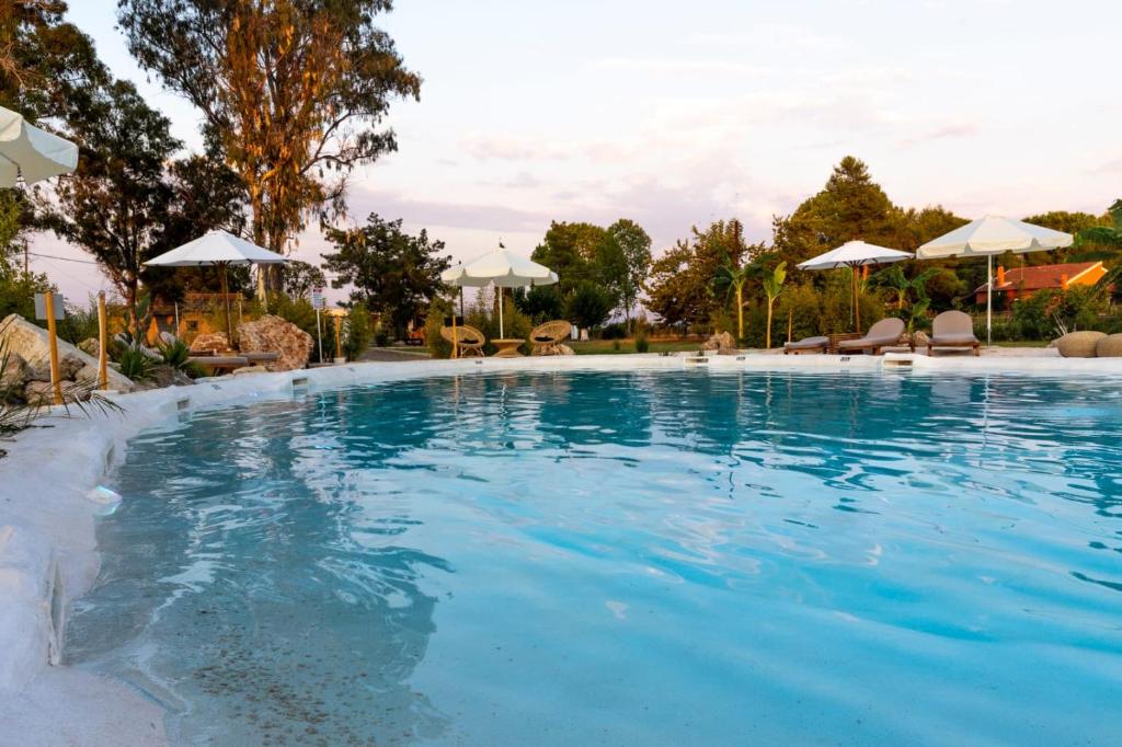 Bazén v ubytování Sun 'n Chill, Boutique Apartments & Beach Villa nebo v jeho okolí