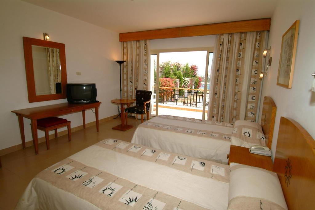 TV a/nebo společenská místnost v ubytování Eden Rock Hotel Namaa Bay